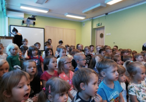 Dzieci na widowni podczas przedstawienia